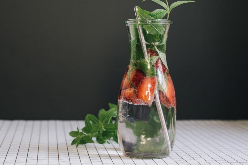 Infused Water mit Erdbeere und Zitronenverbene